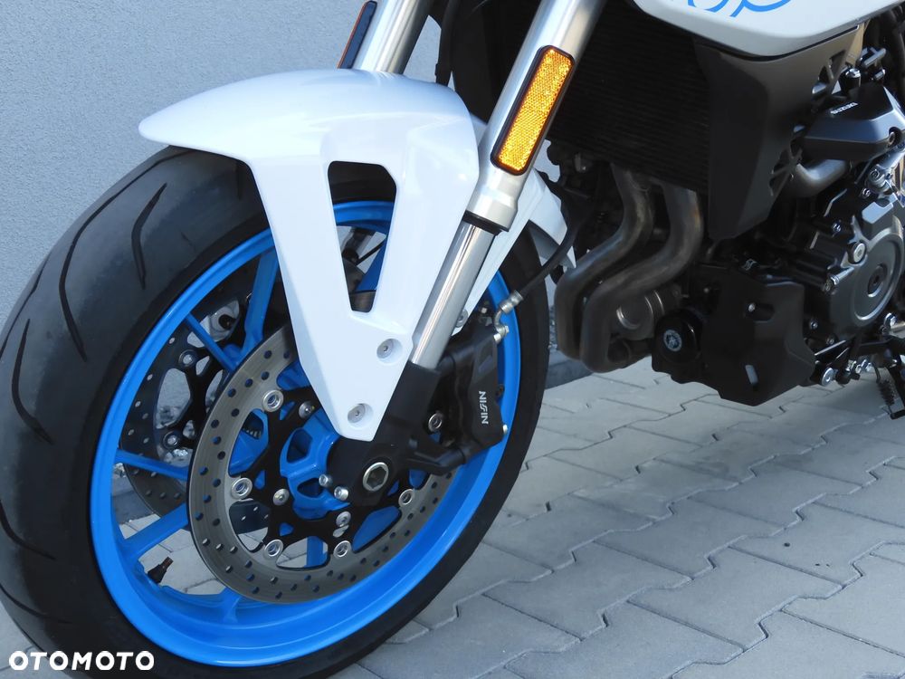 Suzuki GSX - 26