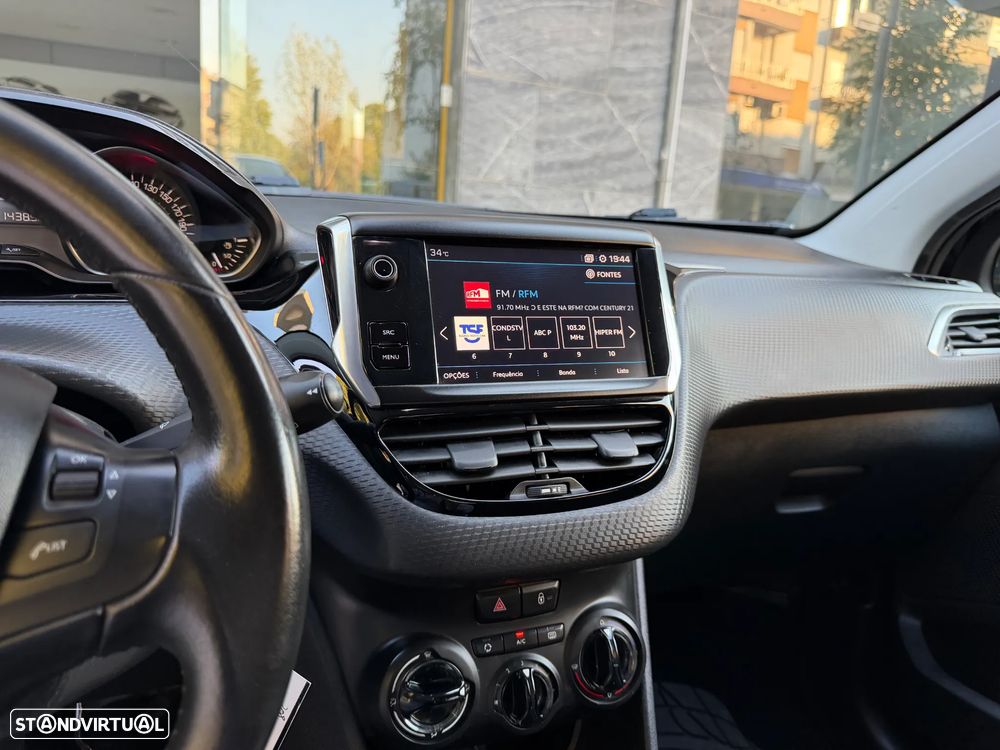 Peugeot 208 1.2 PureTech Signature - 19