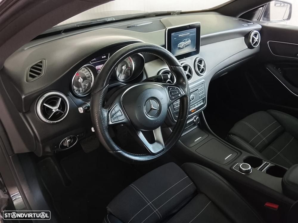 Mercedes-Benz CLA 200 - 30