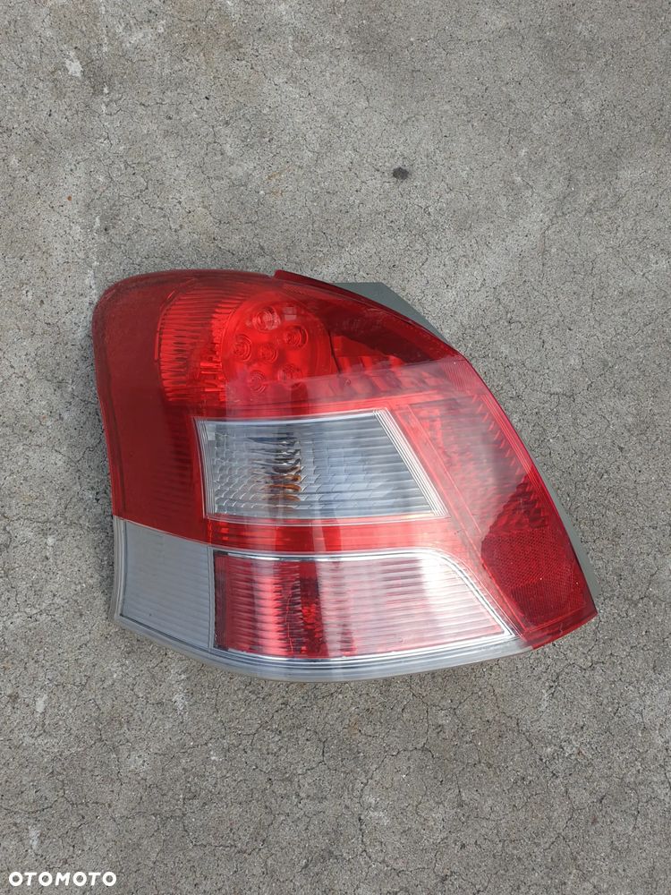 Lampa Lewa Tylna Toyota Yaris II Lift demontaż oryginał - 2