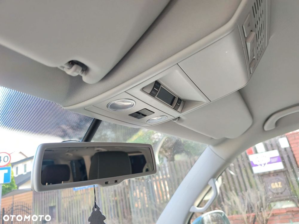 Volkswagen Multivan - 12