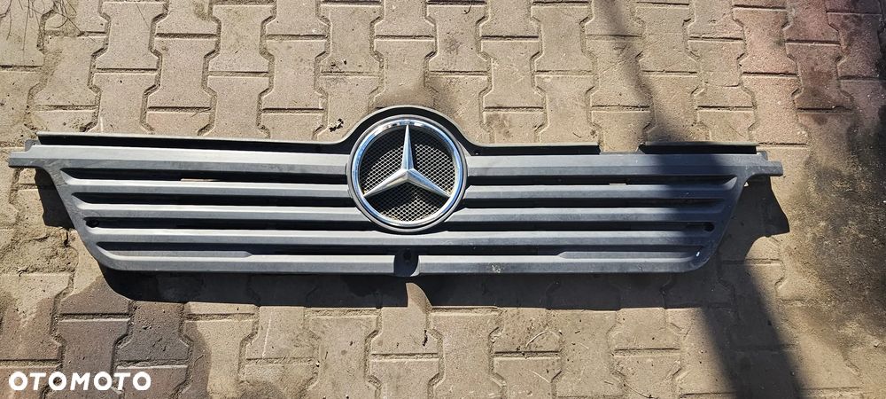 MASKA ATRAPA GRILL MERCEDES ATEGO - 4