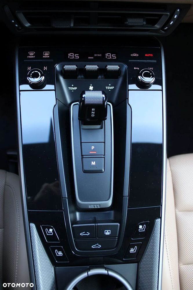 Porsche 911 Carrera 4 - 31