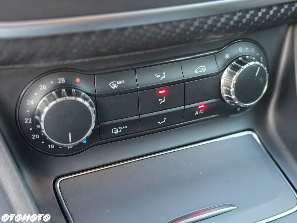 Mercedes-Benz GLA 180 7G-DCT Style - 24