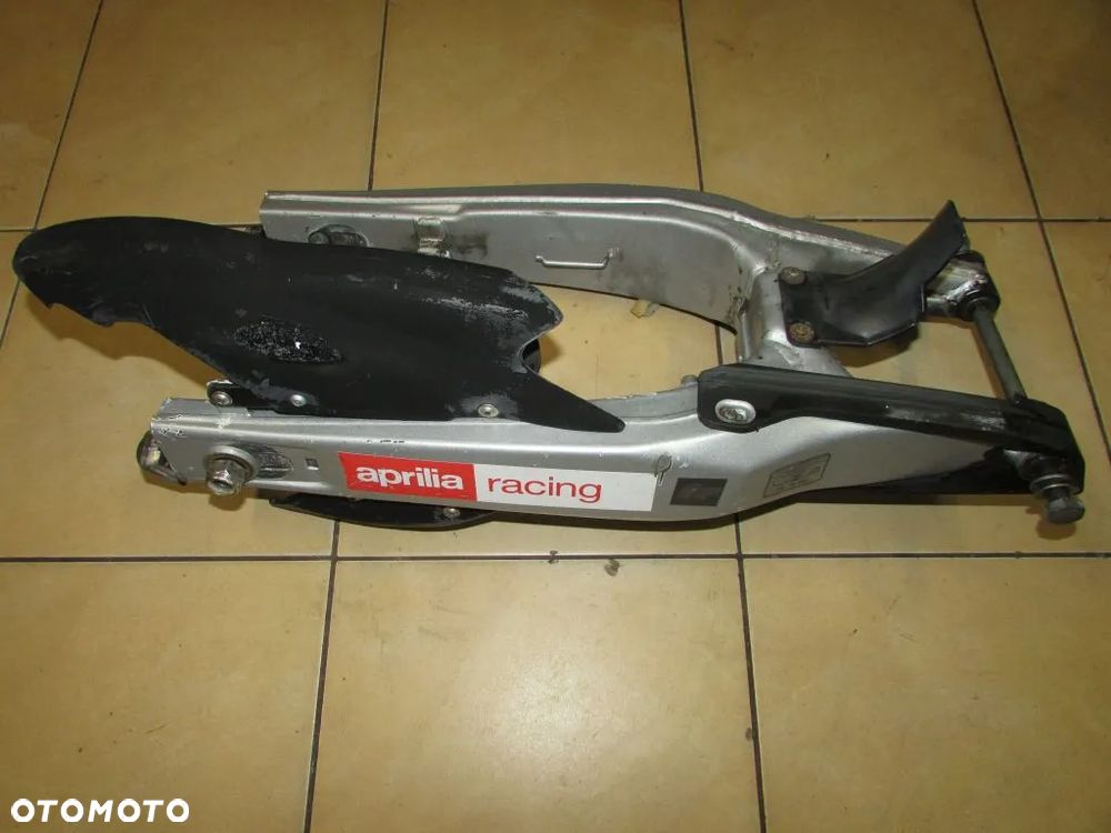 APRILIA PEGASO 650 i.e. 01-04 wahacz tył - 1