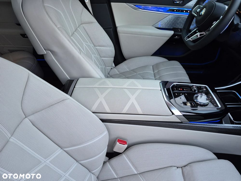 BMW Seria 7 740i - 17