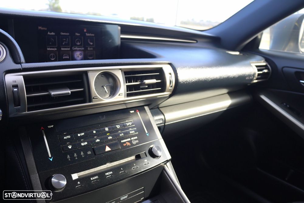 Lexus IS 300H F Sport - 34