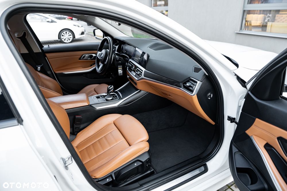 BMW Seria 3 330d xDrive - 23