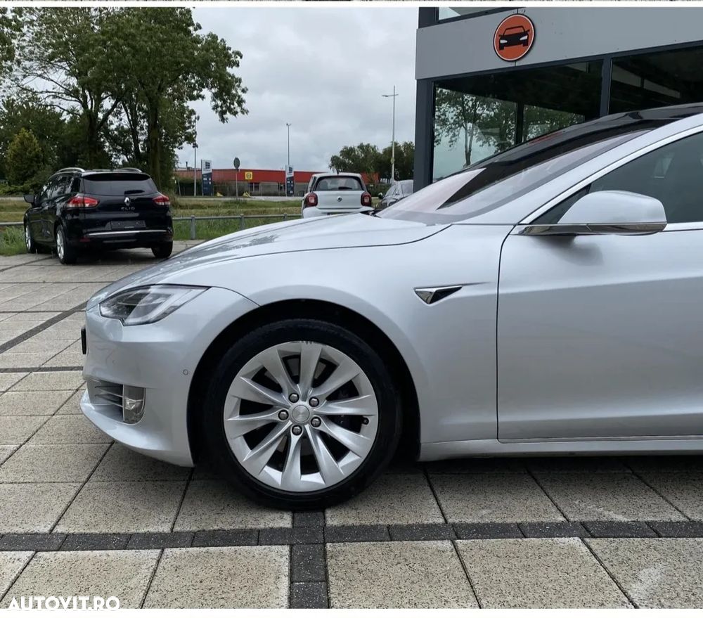 Tesla Model S - 8