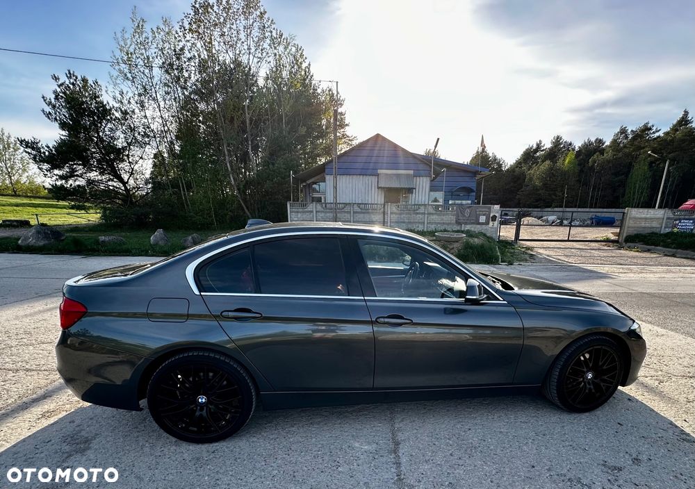 BMW Seria 3 330i xDrive Sport Line - 36