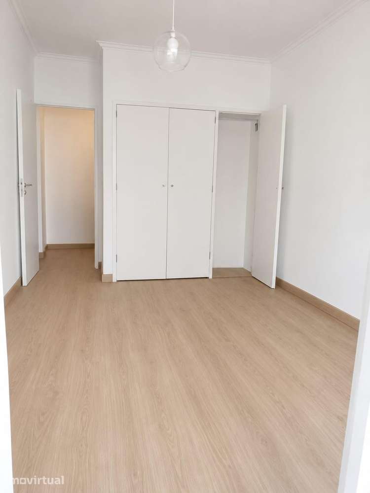 Apartamento T2 remodelado (r/c) com uma arrecadação generosa - Grande imagem: 4/24
