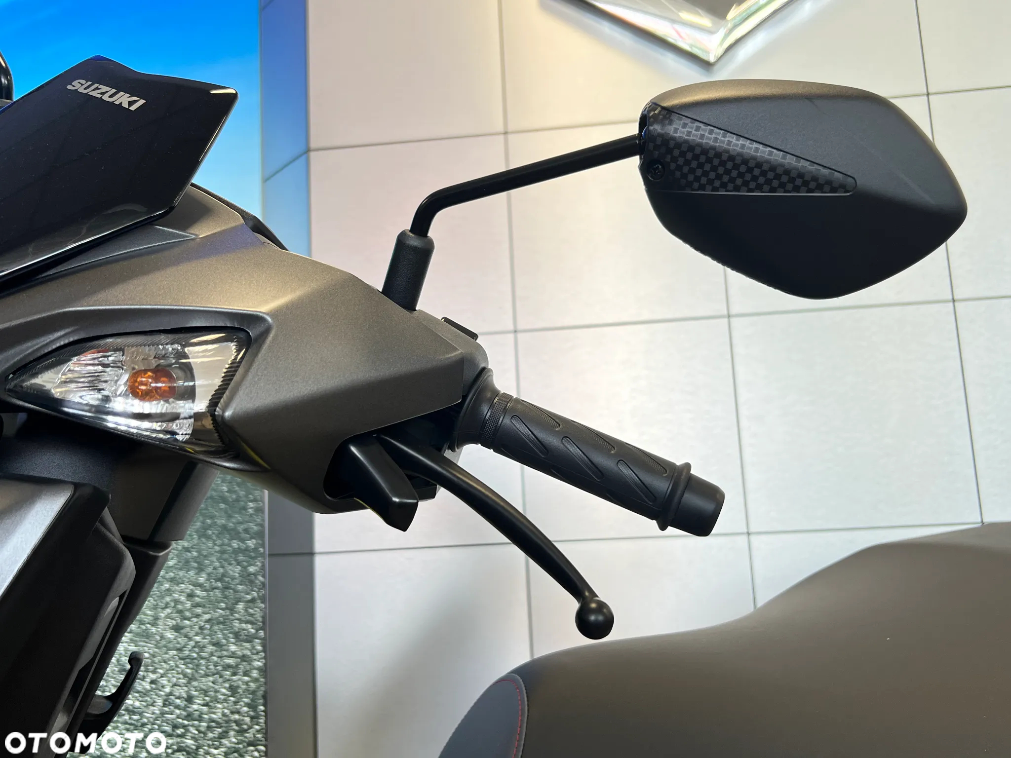 Suzuki Avenis - 7