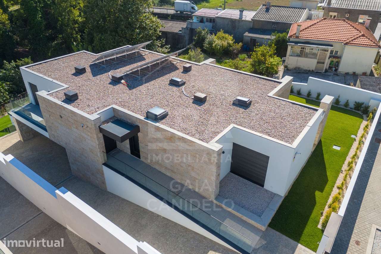 Moradia T4 com piscina e jardim na Granja - Grande imagem: 2/41