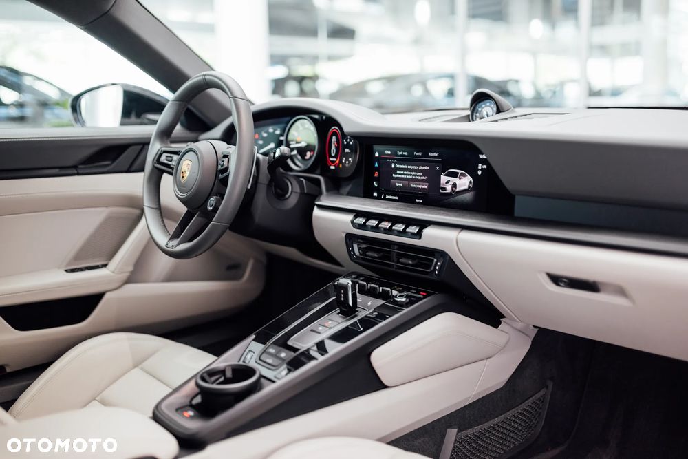 Porsche 911 Carrera GTS - 16