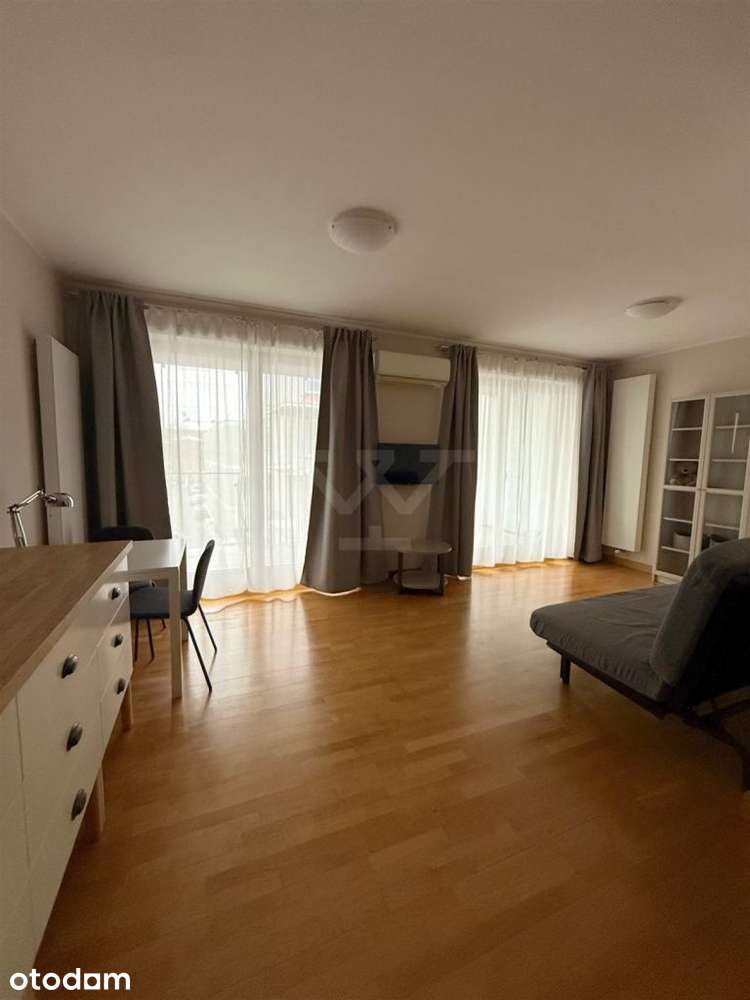 Atrakcyjna kawalerka z dużym balkonem.
