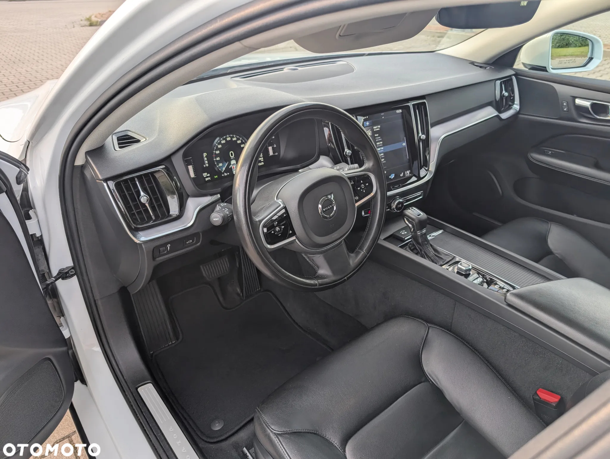 Volvo S60 T6 AWD Momentum Pro - 32