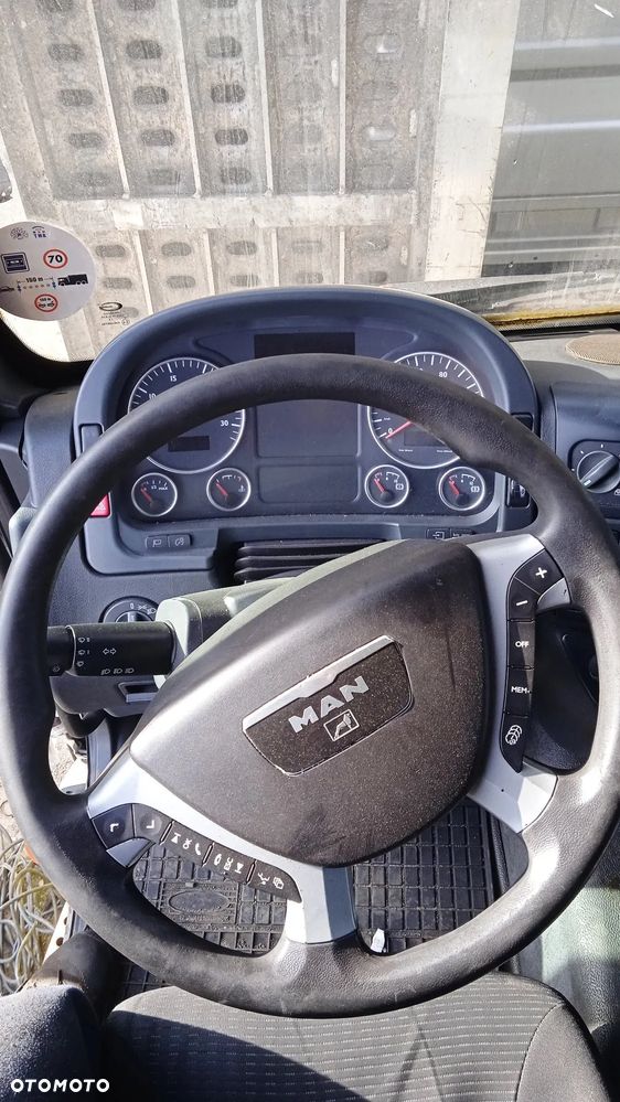 Kierownica multifunkcja licznik zegary panel szyb lusterek retarder deska rozdzielcza CB radio tachograf schowek kufer głośnik szyberdach MAN TGL - 1