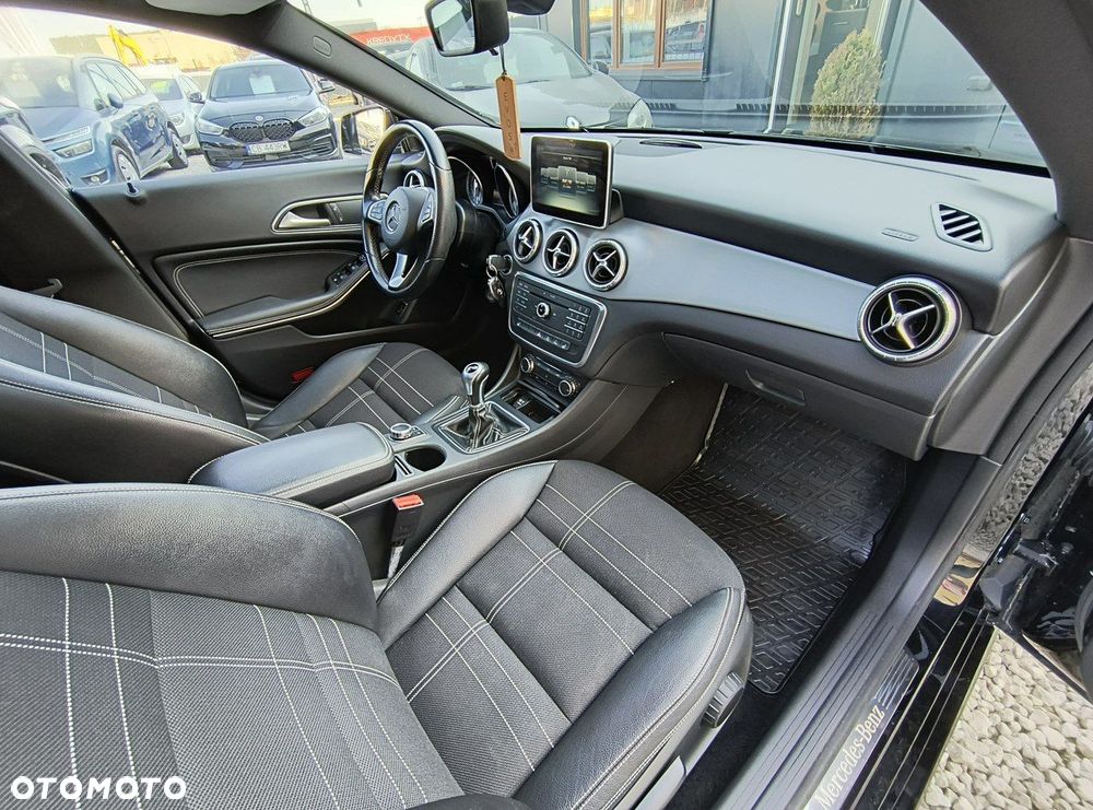 Mercedes-Benz CLA 180 Peak Edition - 17
