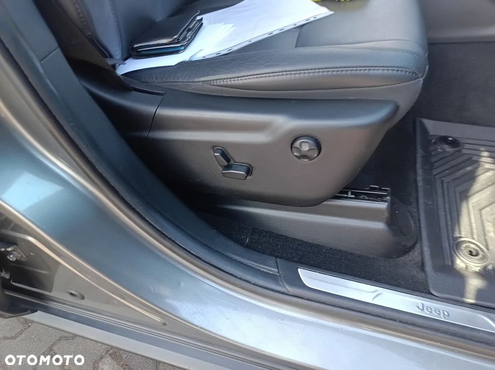 Jeep Grand Cherokee - 25