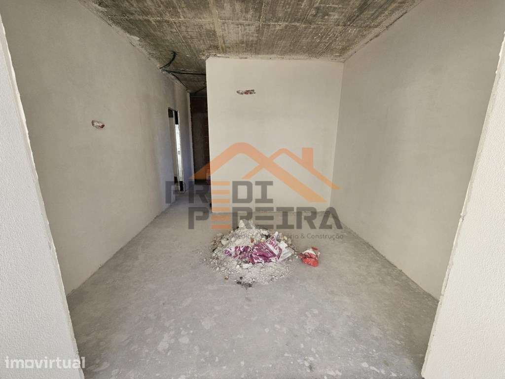 Moradia T4 em fase de construção, situada no Bairro Casal São Sebas... - Grande imagem: 3/23