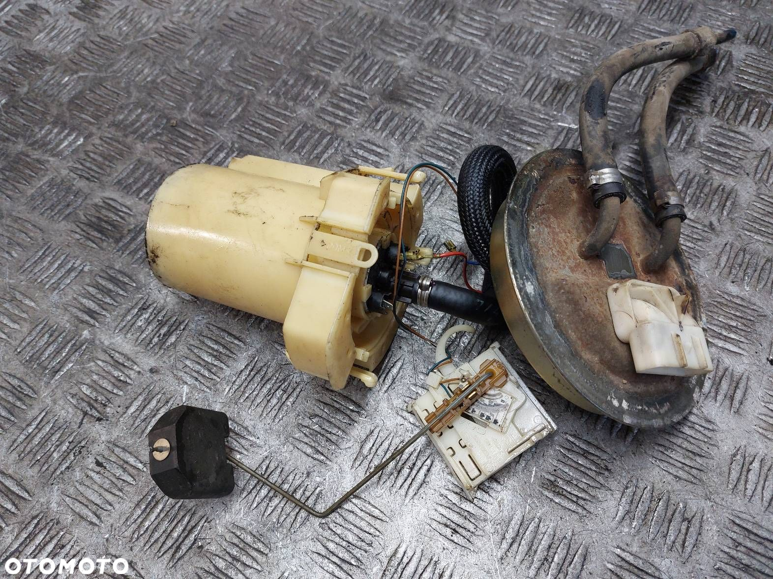 POMPKA PALIWA + PŁYWAK OMEGA B 2.0 8V - 2