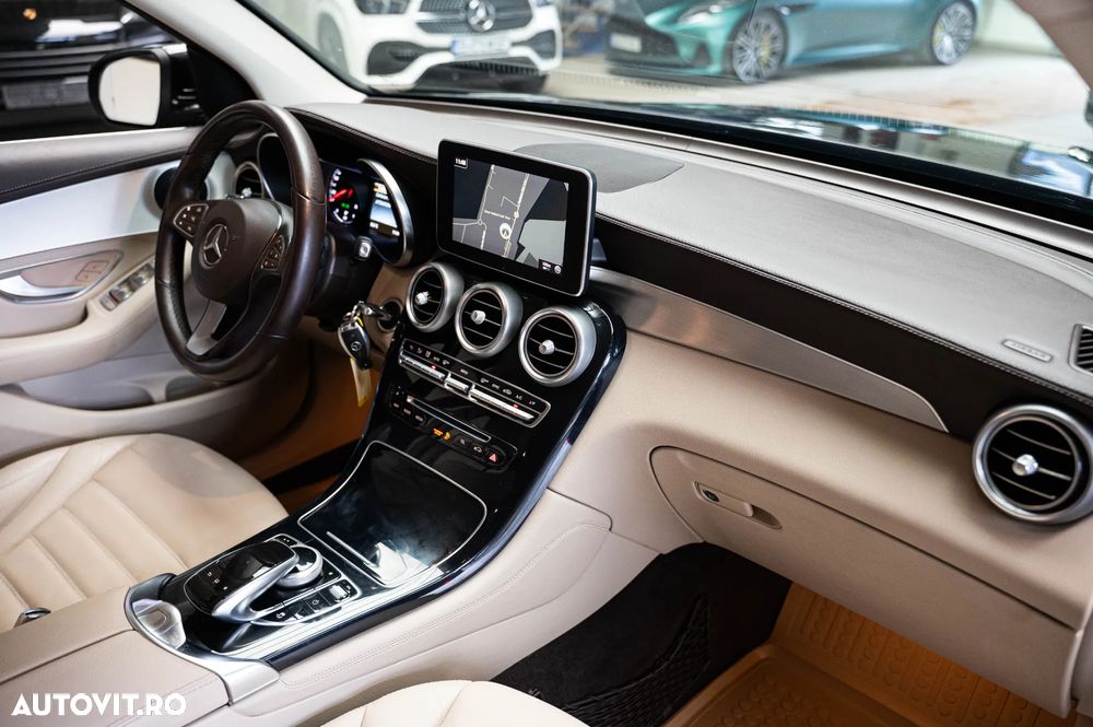 Mercedes-Benz GLC 250 4Matic 9G-TRONIC AMG Line - 31