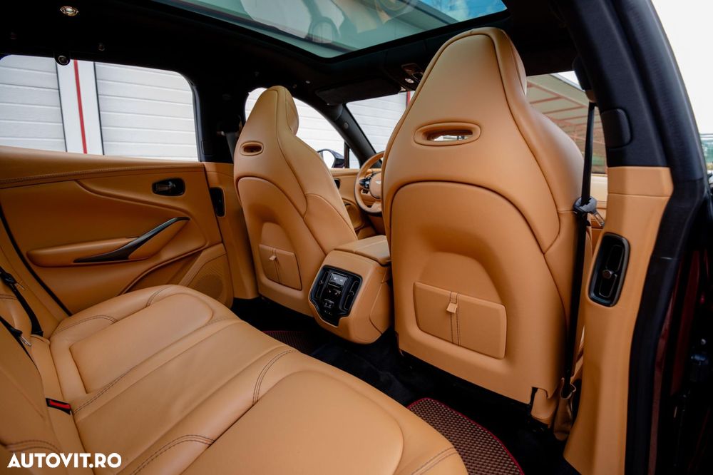 Aston Martin DBX - 13