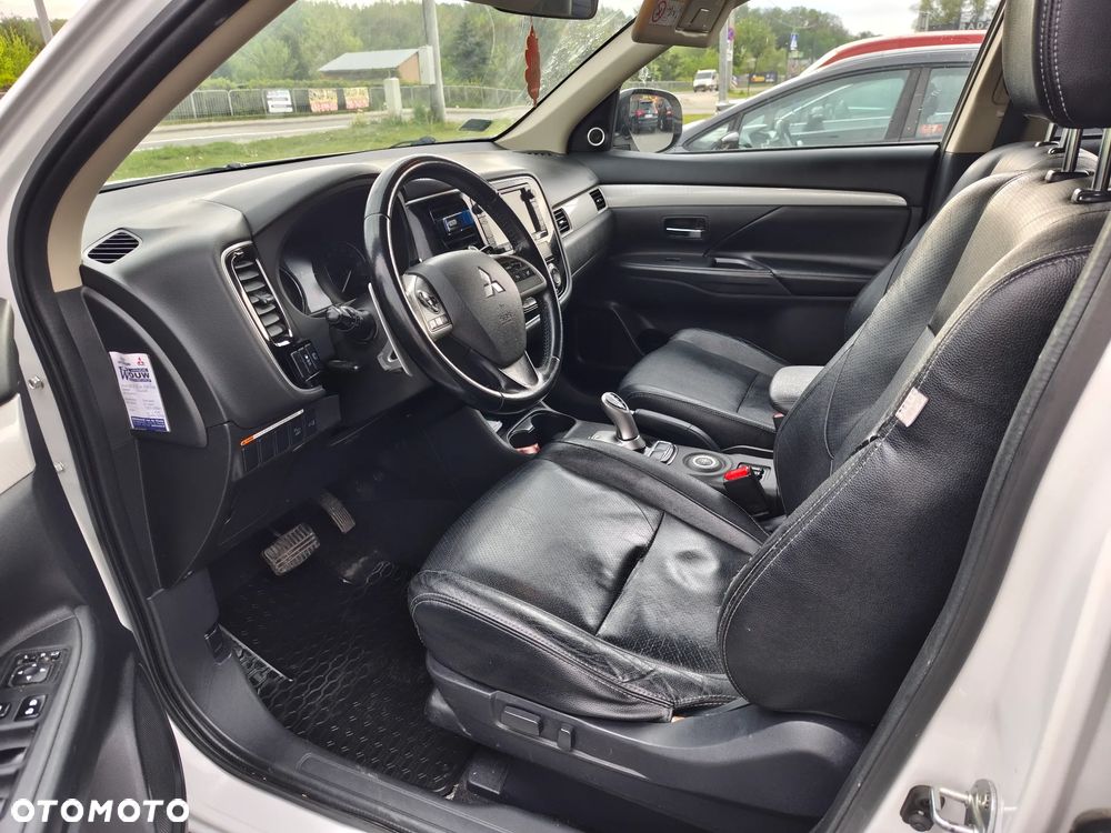 Mitsubishi Outlander Instyle NAVI + - 15