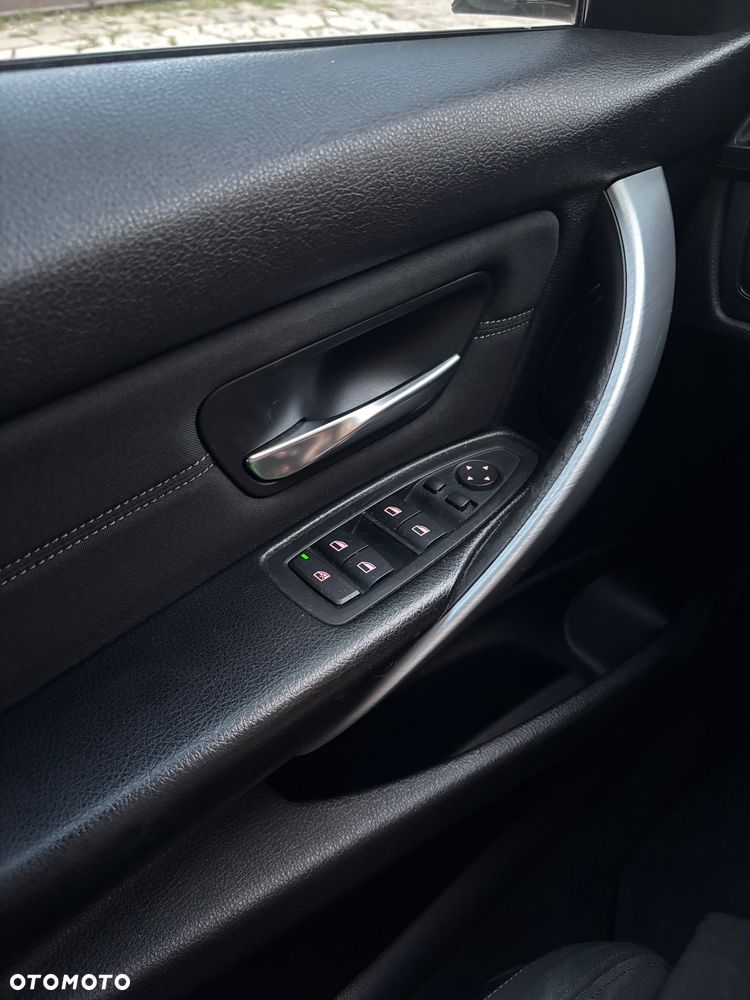 BMW Seria 3 320d Sport Line - 28