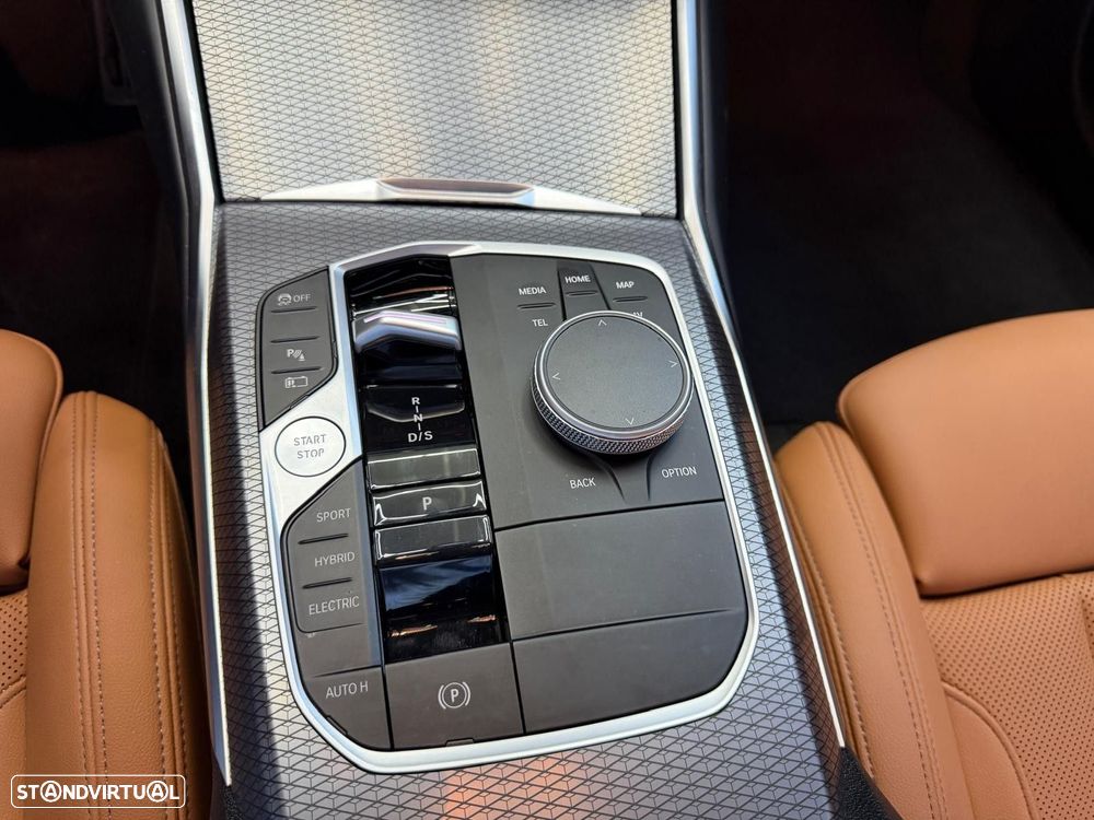 BMW 330 e Pack Desportivo M Pro Auto - 28