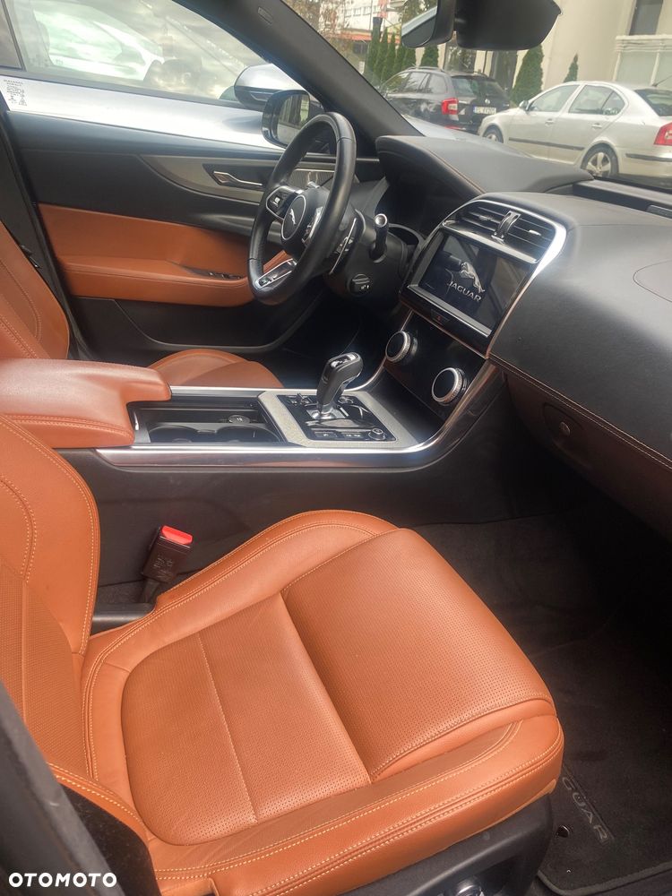 Jaguar XE - 10