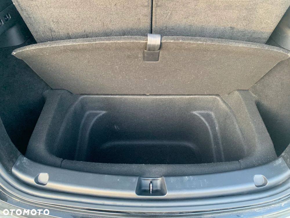 Tesla Model Y Long Range Dual Motor AWD - 27