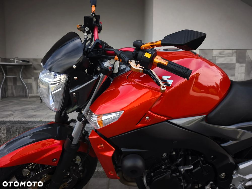 Suzuki GSR - 19