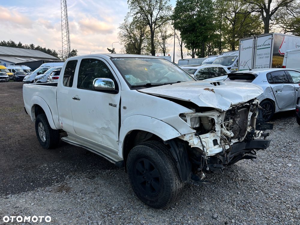 Toyota Hilux 4x4 Extra Cab - 2