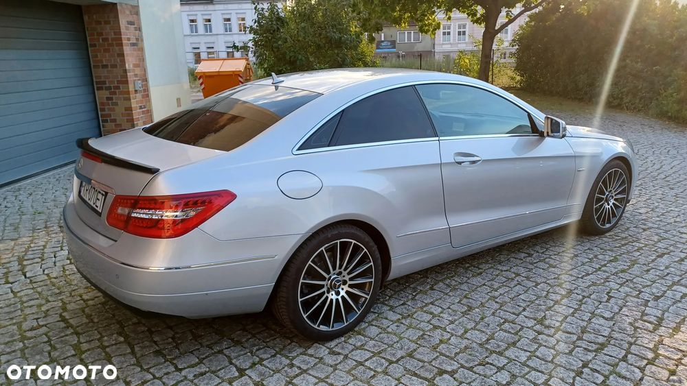 Mercedes-Benz Klasa E 200 CGI Coupe BlueEFFICIENCY Automatik Avantgarde - 16