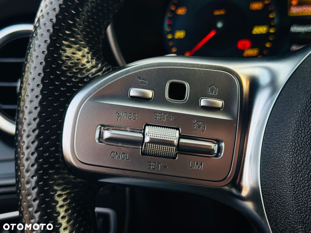 Mercedes-Benz GLC 300 d 4Matic 9G-TRONIC AMG Line Plus - 23