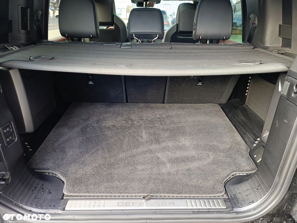 Land Rover Defender - 34