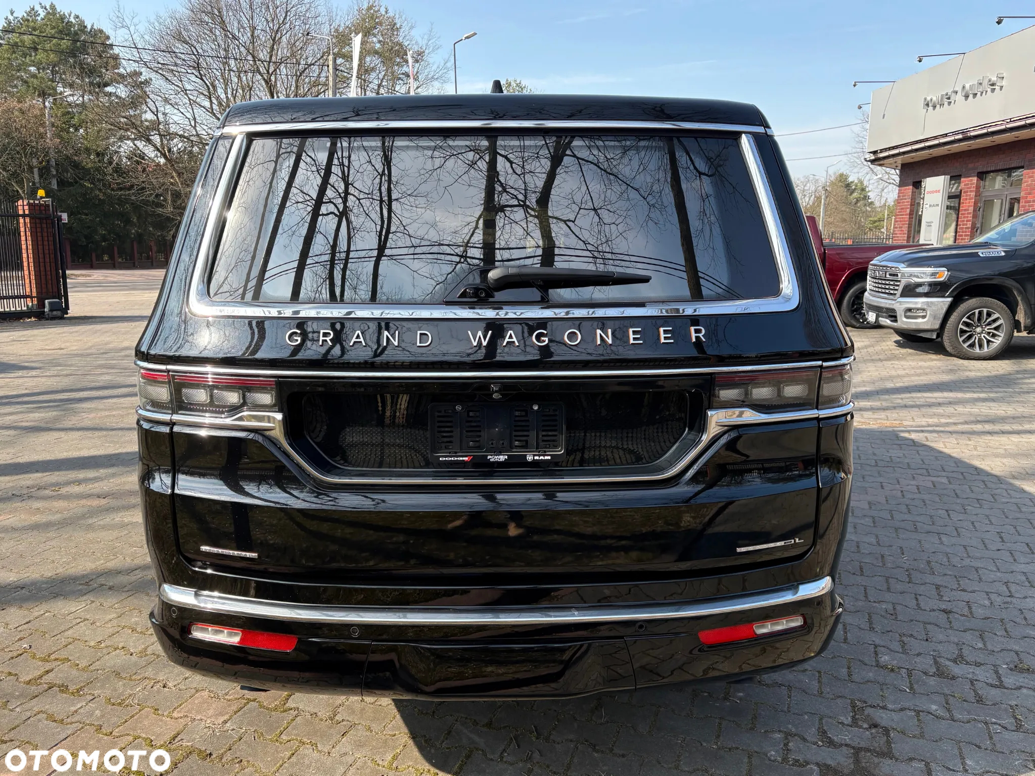 Jeep Grand Wagoneer - 6
