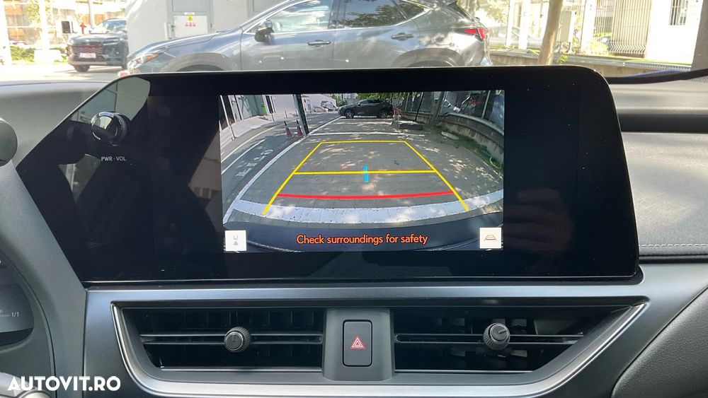 Lexus UX 300h AWD CVT HEV Business - 26