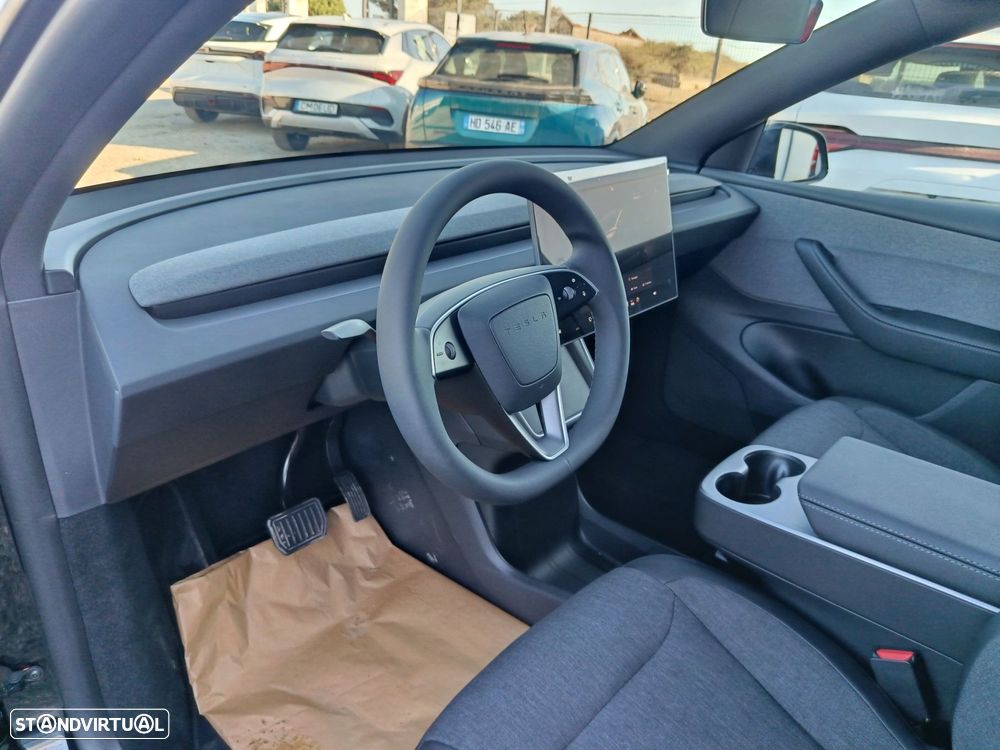 Tesla Model Y - 8