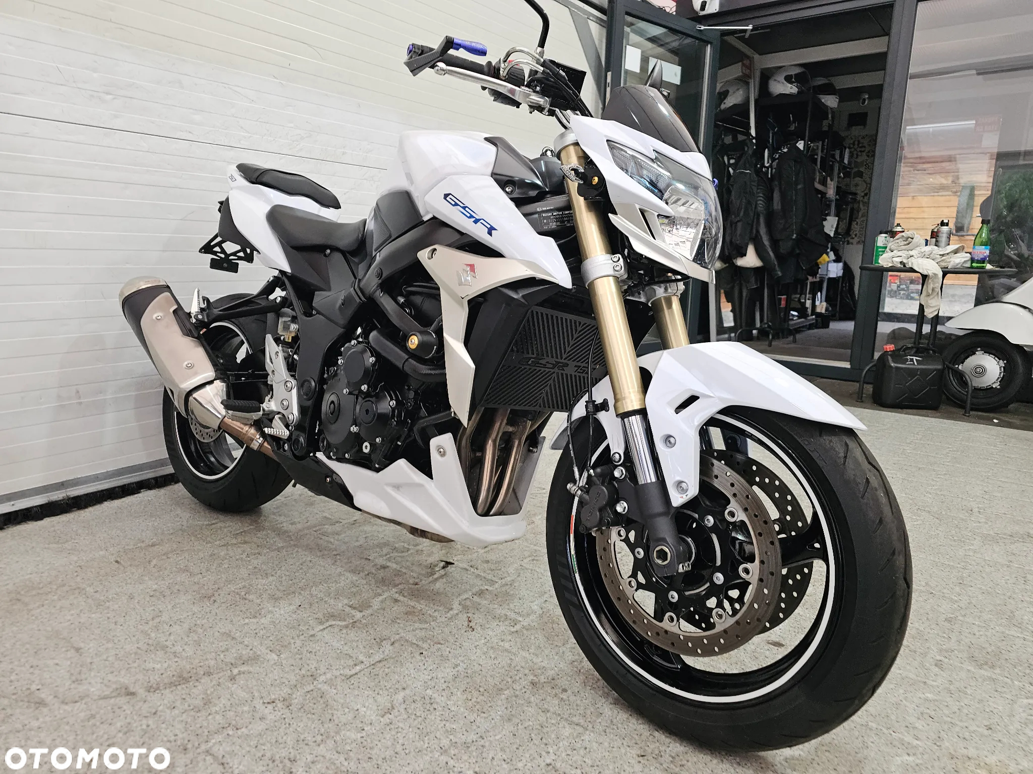 Suzuki GSR - 8