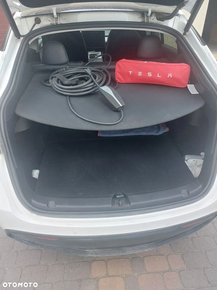 Tesla Model Y - 11