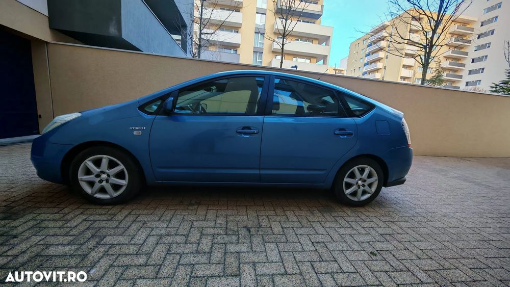 Toyota Prius (Hybrid) - 28