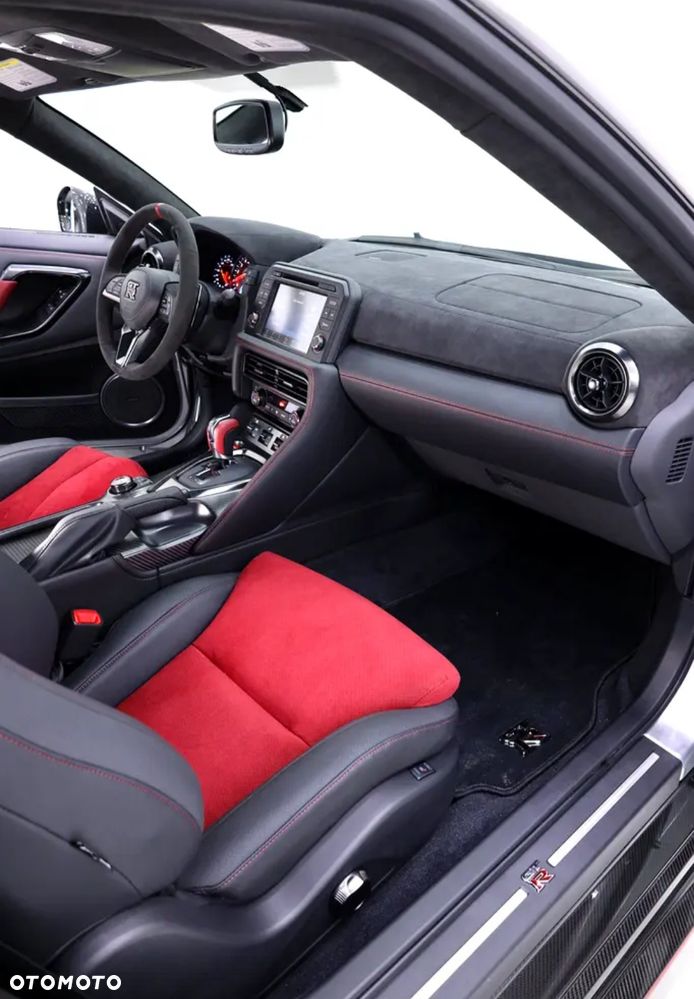 Nissan GT-R - 15
