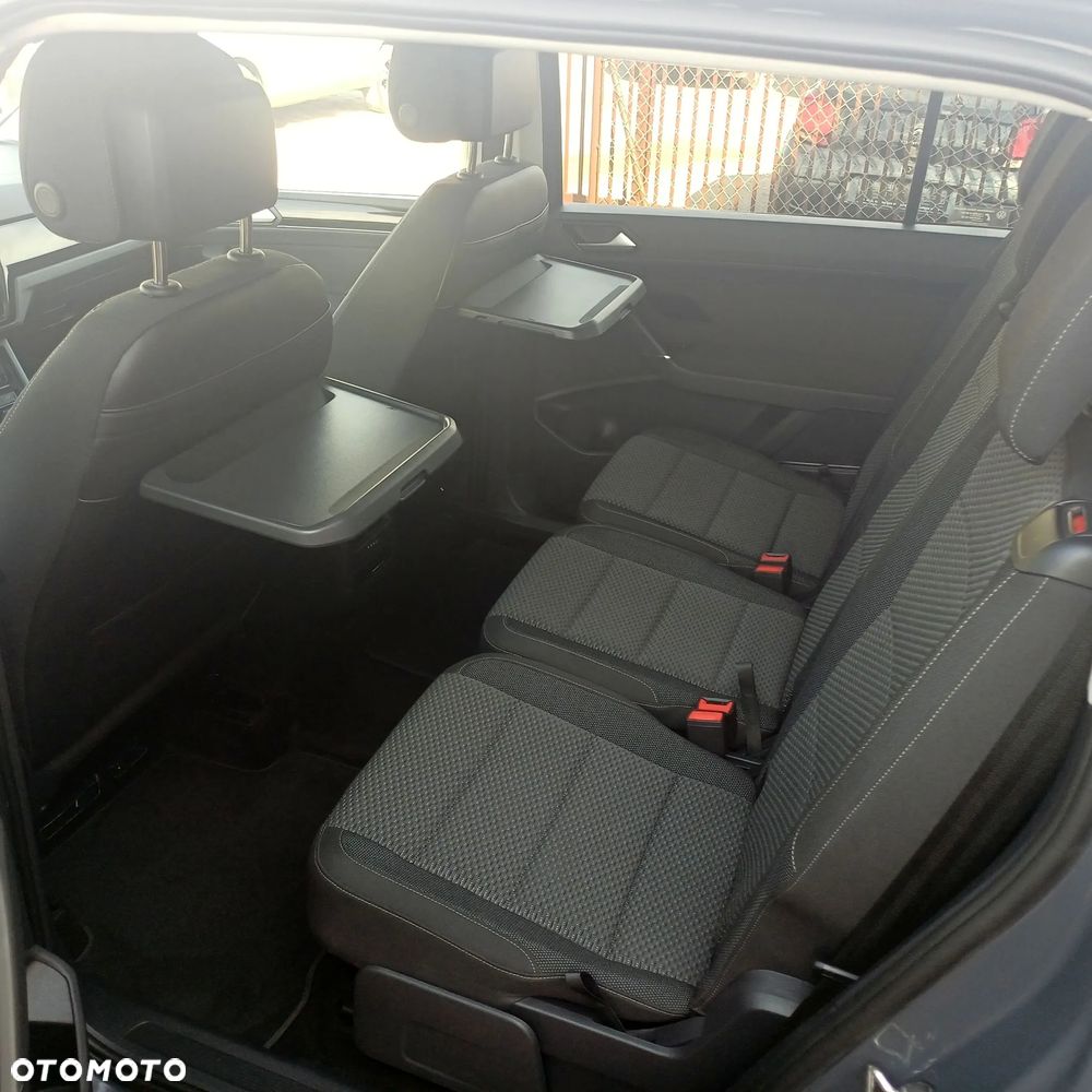 Volkswagen Touran - 11