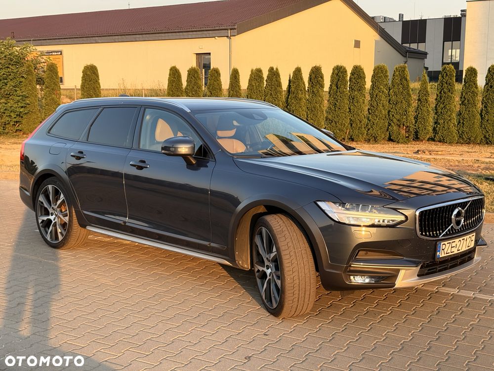 Volvo V90 Cross Country - 1