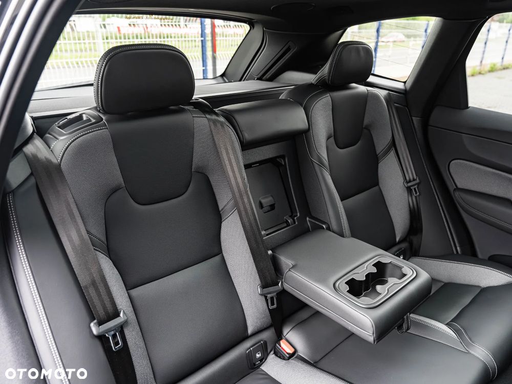 Volvo XC 60 B5 B AWD Plus Dark - 26
