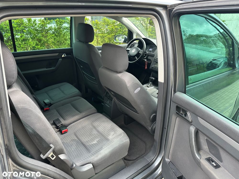 Volkswagen Touran 1.9 TDI Conceptline DSG - 11