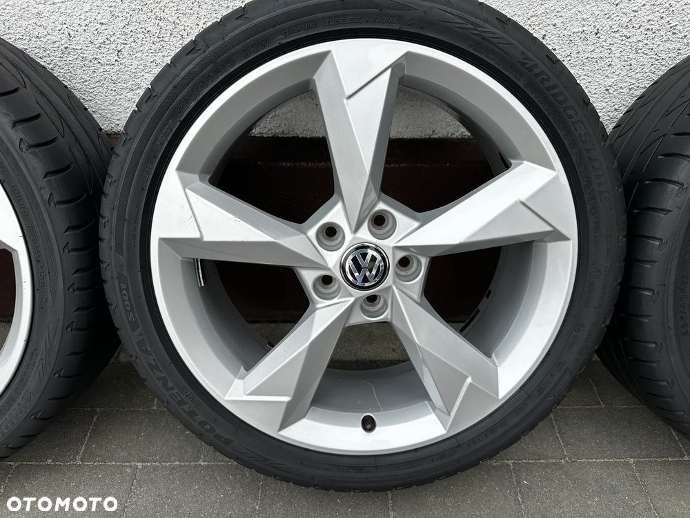 225 40 19 / Seat Leon VW Golf T-Roc Caddy Touran Passat Skoda Octavia AUDI A3 / 5x112 POLECAM / 5G0 / 5H0 - 5
