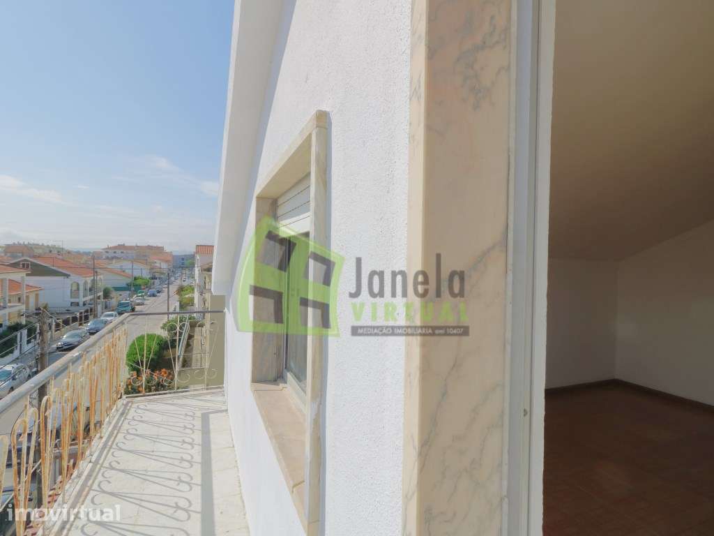Moradia Bi-Familiar Duplex para Remodelar | Quinta do Conde - Grande imagem: 3/19